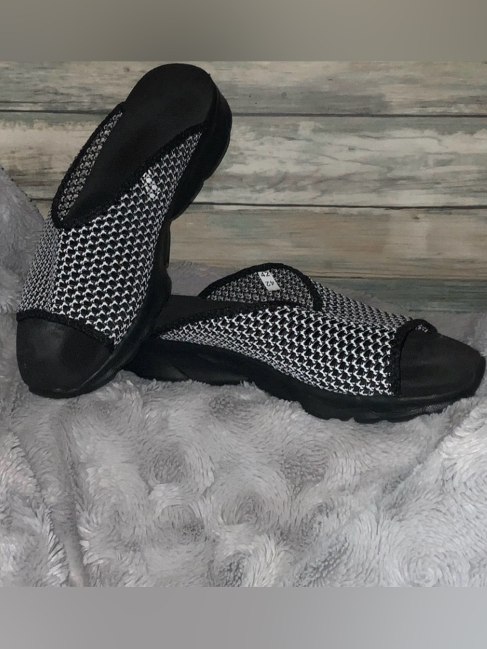 💜3/$30 Stylish Size 10 Slip on Black and White Shoes